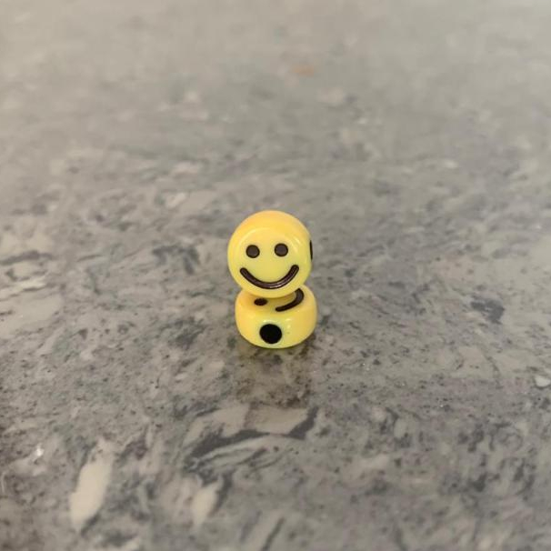 ราคาต่อ PAIR] ลูกปัดยิ้ม 1 ชิ้น เรซิ่น FLAT STYLE สีเหลือง Smlie Emoji ลูกปัด