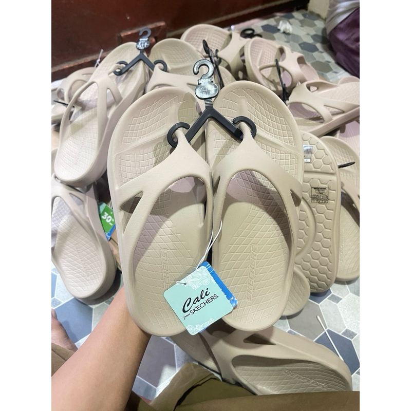SKECHERS GO WALK SANDALS รองเท้าแตะผู้หญิง SKECHERS