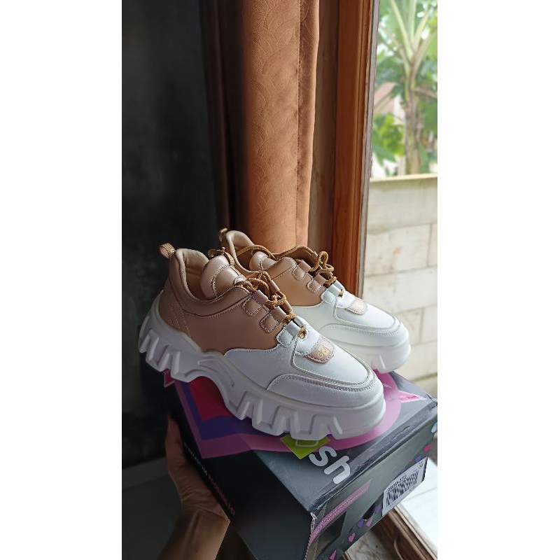 พร้อมรองเท้า GOSH ใหม่