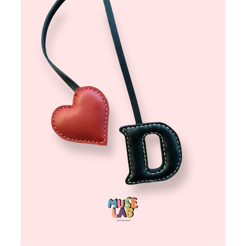 GANTUNGAN BAG CHARM HEART BAG HANGER ALPHABET HEART LETTERS ผลิตในหนังแท้ MUSE LAB