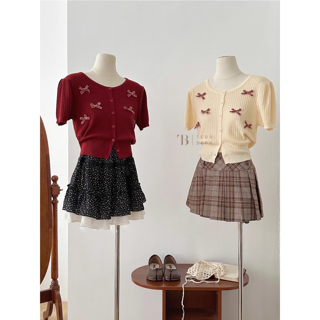 MERAH Noella Knit Blouse เกาหลีริบบิ้น | Coquette Bow Top | เสื้อครอปผ้าถักระดับพรีเมียม Christmas X