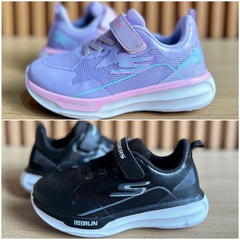 UNGU Skechers GoRun Premium Kids School Shoes สําหรับเด็กชายและเด็กหญิงสีดําและสีม่วง