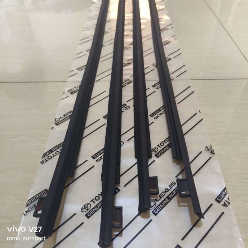 ยางตะเข็บกระจกด้านนอกสีดําเดิมสําหรับ avanza xenia vvti 2004 - 2011 1 ชุด 4 ชิ้น