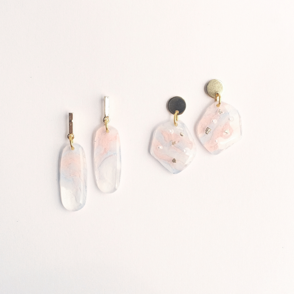 ต่างหูห้อยเรซินทํามือ - ต่างหูโรร่า โดย The Bahamas