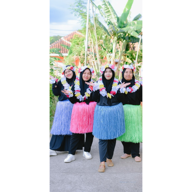 ONE SET OF HAWIAN NECKLACE AND CROWN BRACELET