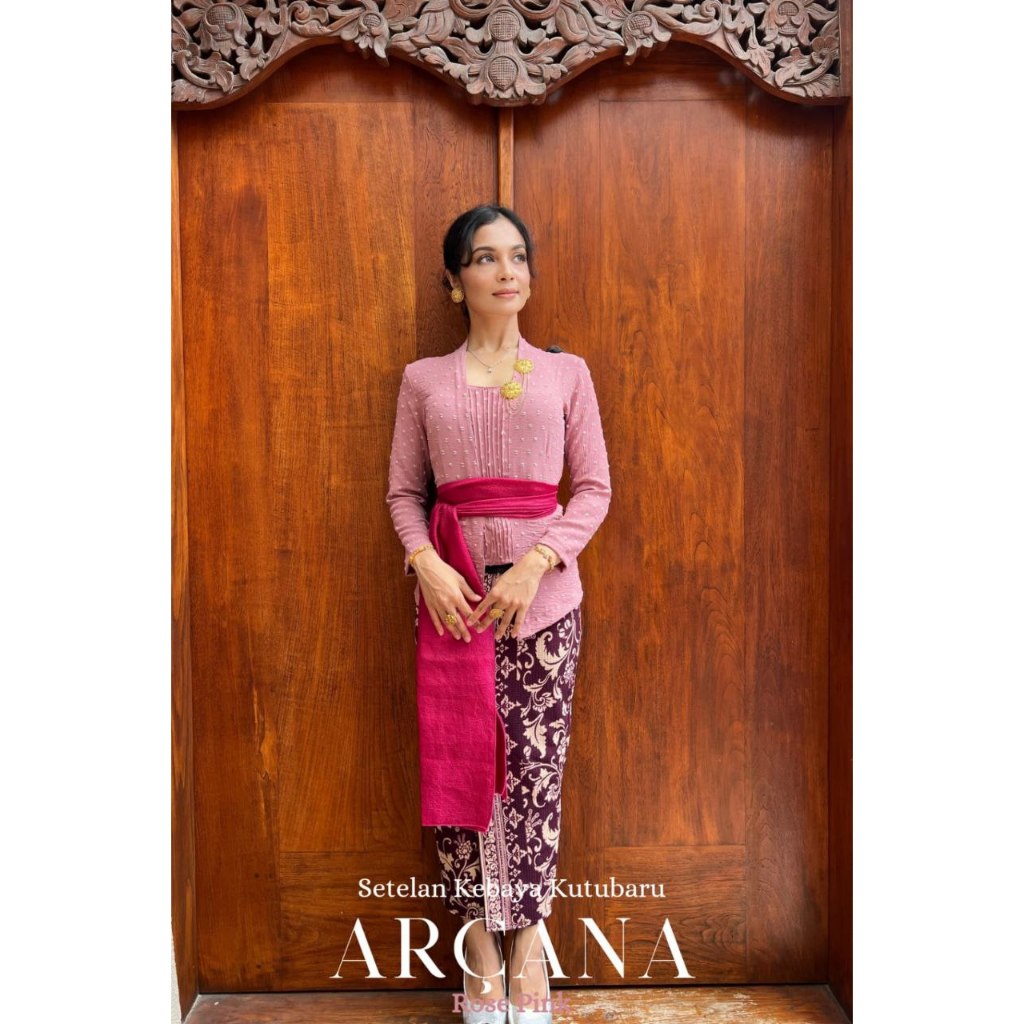 ชุด Arcana Kebaya และก้น Kamen กลายเป็นถักผ้าคลุมไหล่บาหลีสมัยใหม่ยืดฟรี