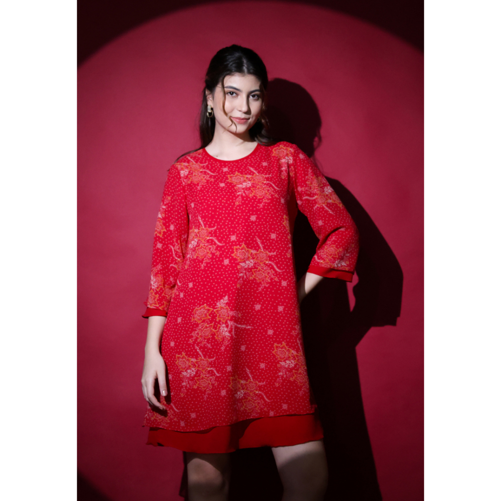 Pasley Chiffon Mini Dress เหมาะสําหรับตรุษจีน Pasley Mini Dress Layering ใน Maroon โดย Brilliant Gir