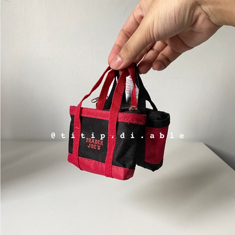 กระเป๋าของชํา Micro Tote ของ Trader Joe