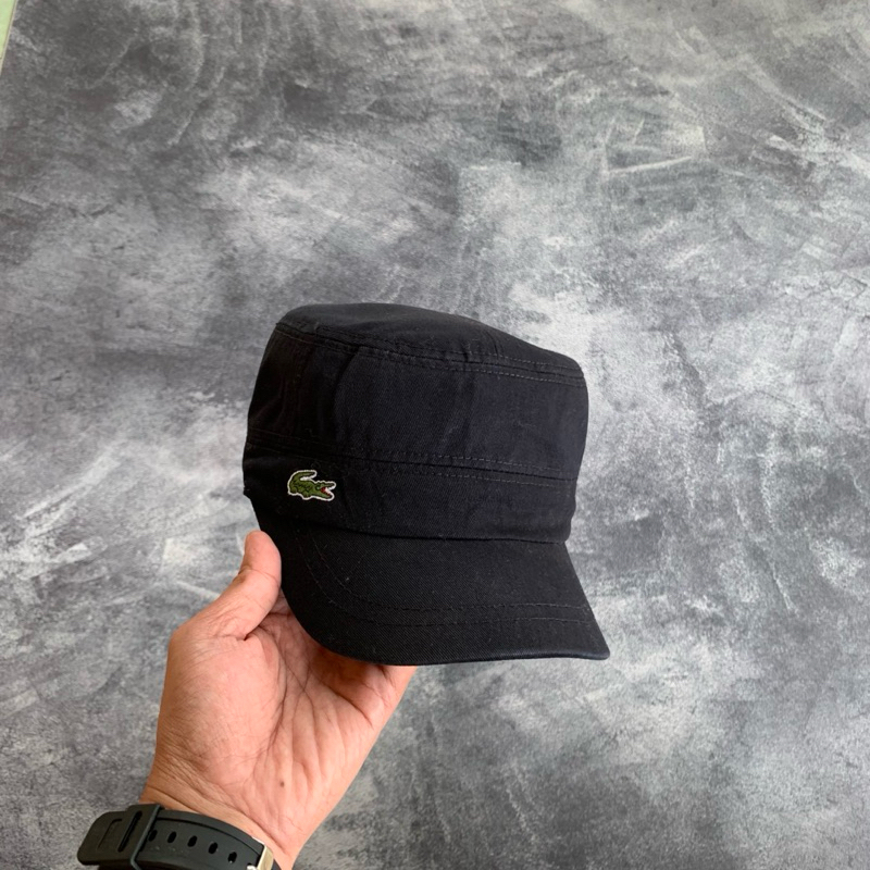 หมวกคําสั่งของ LACOSTE