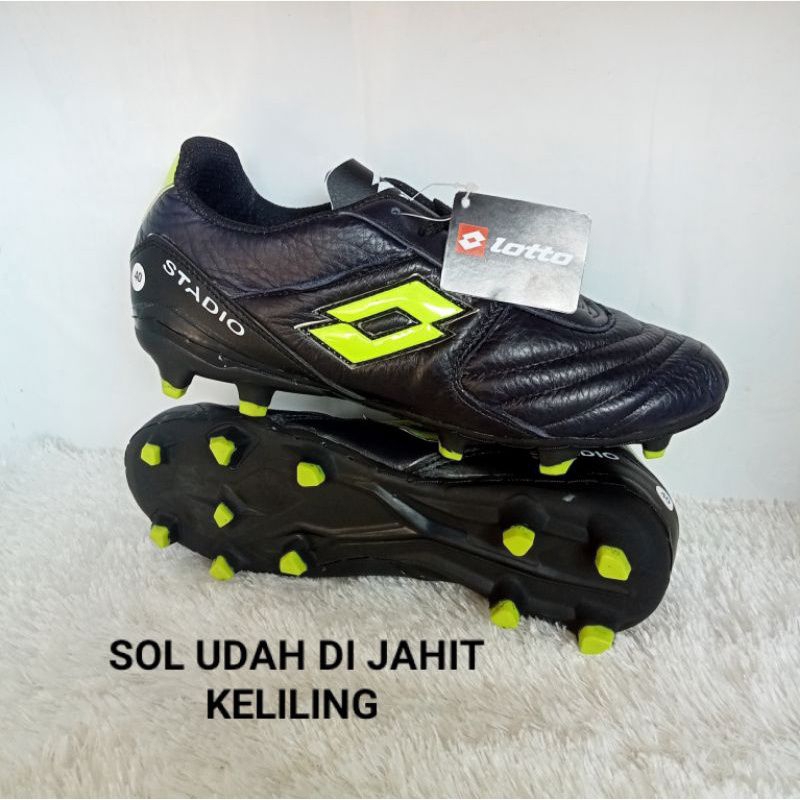 รองเท้าฟุตบอล Lotto stadio หนังวัวแท้เต็มตัว (พื้นรองเท้าเย็บรอบ)