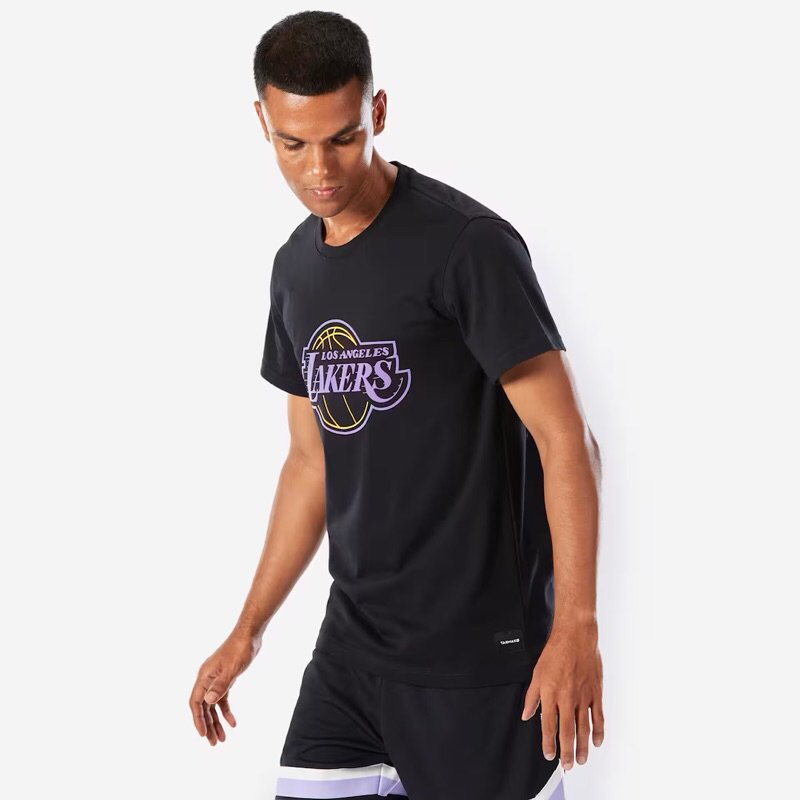 เสื้อยืด NBA LAKERS SCORE สีดํา