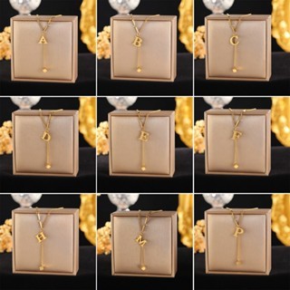 จัดส่งรวดเร็ว CSL สร้อยคอผู้หญิงตัวอักษร Motif Initial Cube วัสดุไทเทเนียม AZ Gold Anti-Rust