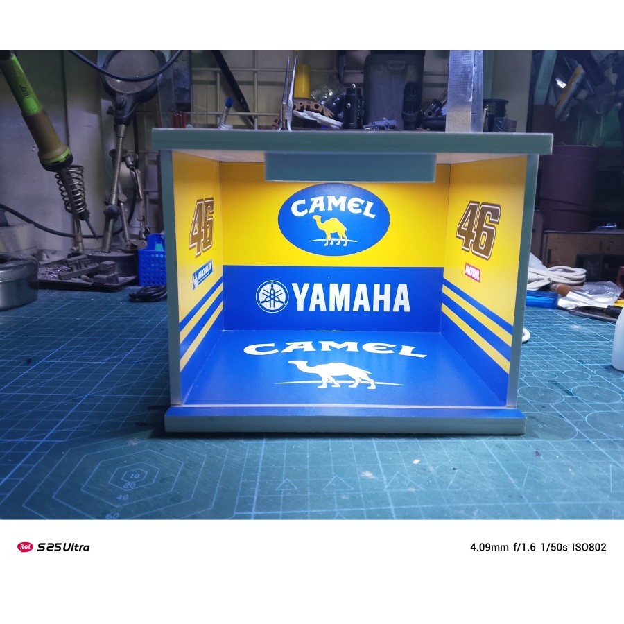 GARAGE/PADDOCK DIORAMA Diecast 1/18 Camel Rossi 46