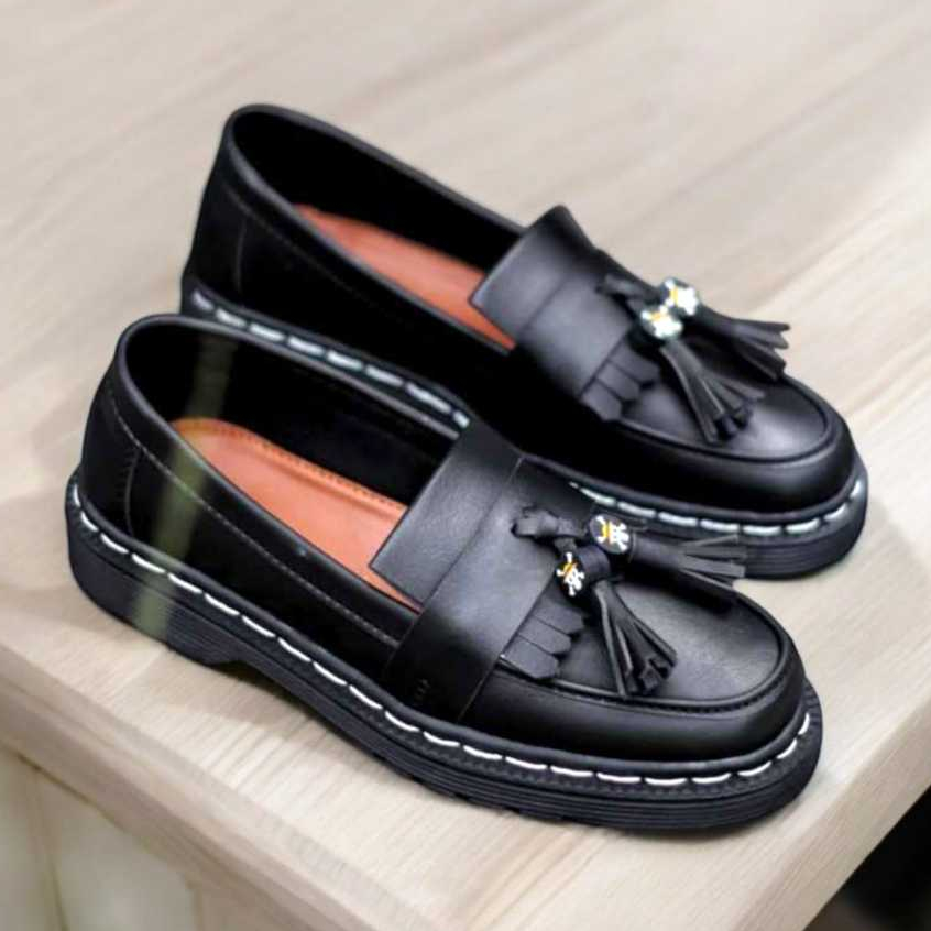 Hitam One Piece รองเท้าโลฟเฟอร์อย่างเป็นทางการรองเท้าผู้ชายสีดํา Amigo Slip On Docmart One Piece Sku