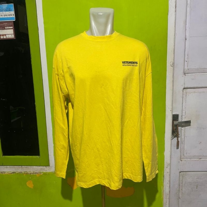 เสื้อยืด Vetements**