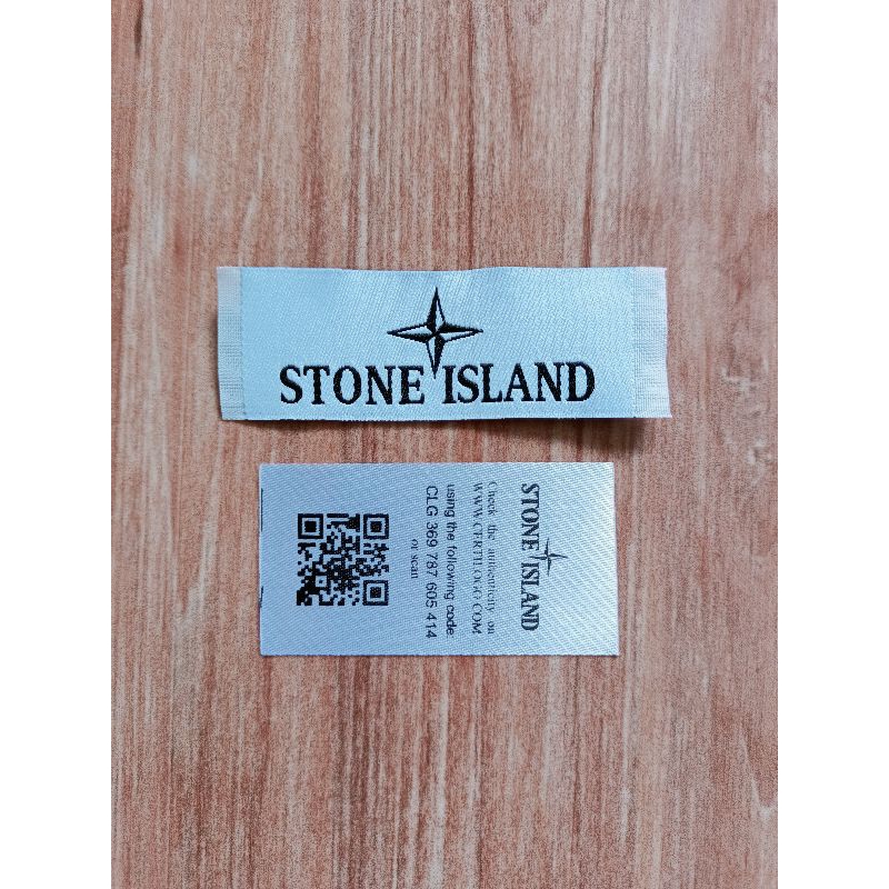 STONE ISLAND ป้ายป้ายเกาะหินด้านบนและบาร์โค้ด