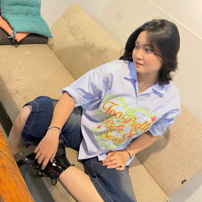 Bedda Too Pretty Baby Blue - เสื้อเชิ้ตทรงกล่อง