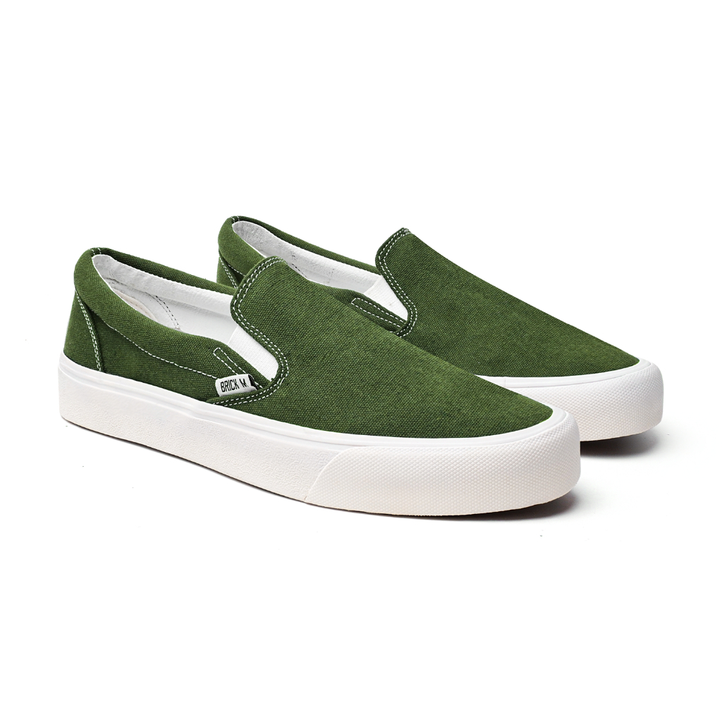 Brick Mansions - Slip On Mission Olive Green รองเท้าผ้าใบลําลองสําหรับผู้ชายและผู้หญิง