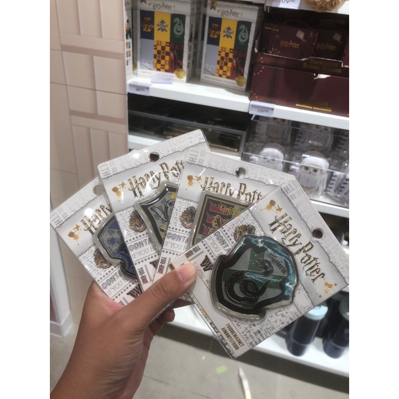 Merch Miniso Harry Potter โลโก้ตู้เย็นแม่เหล็ก Gryffindor, Slytherin, Ravenclaw, Hufflepuff, ตู้เย็น