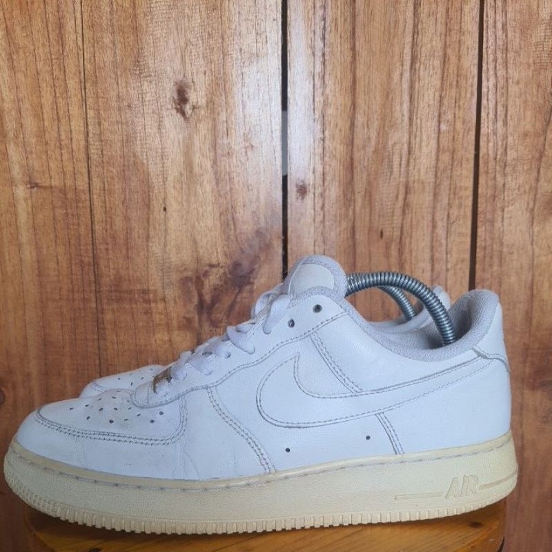 รองเท้าผ้าใบ Nike Air Force 1 triple สีขาว มือสอง