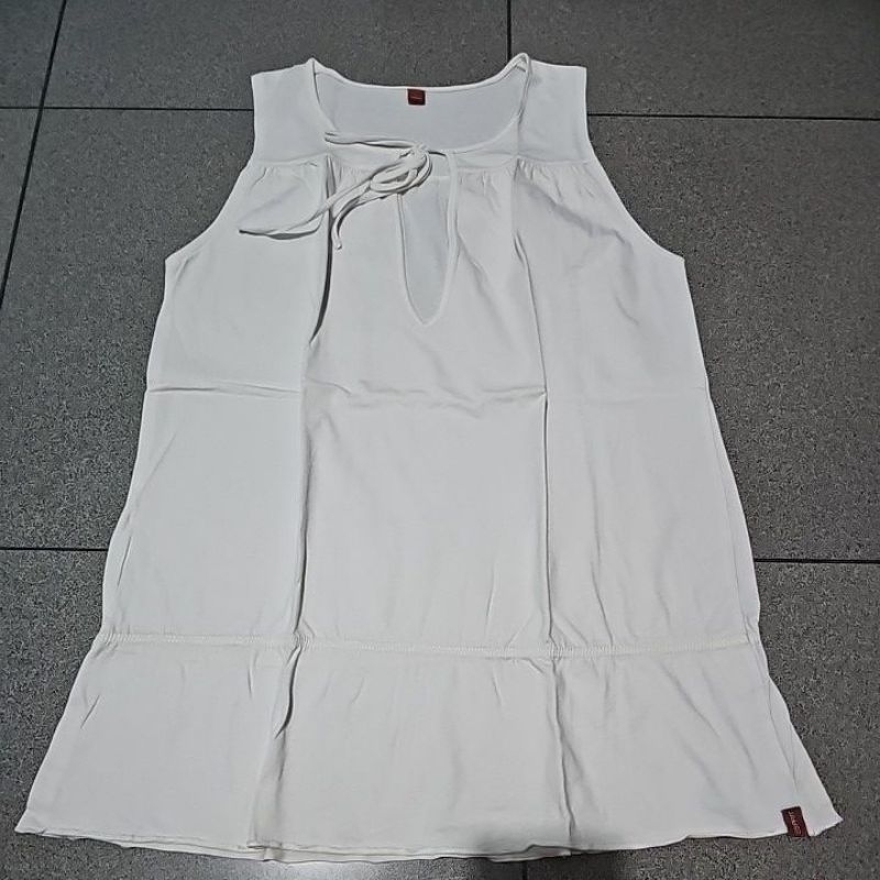 เสื้อท็อปผู้หญิง esprit สีขาวแบรนด์ Preloved