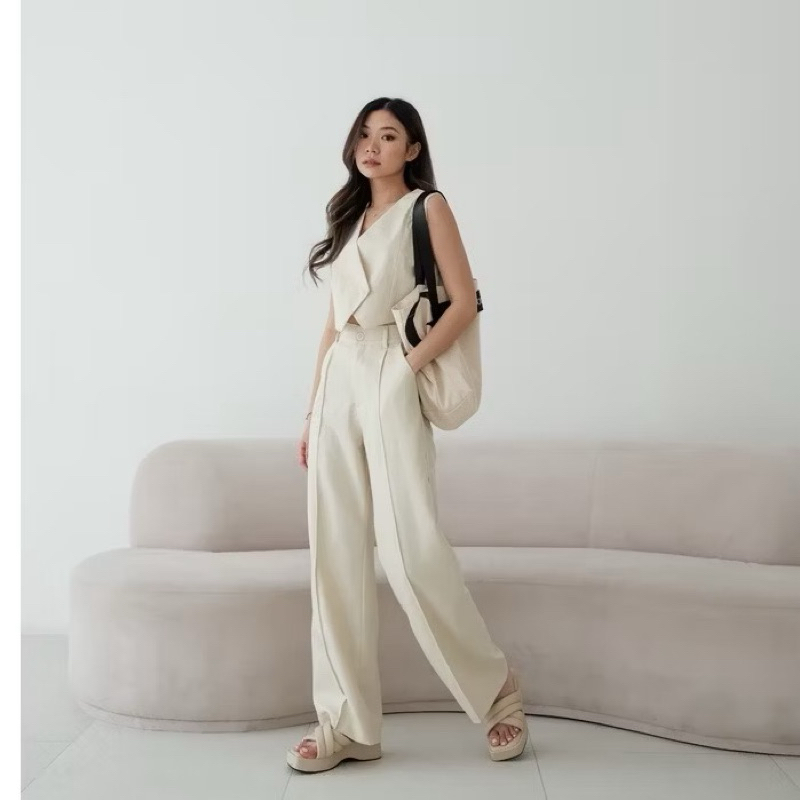 [READY] PRELOVED TAVIA KHLOE VEST / เสื้อผ้าผู้หญิง L / VEST / ผู้หญิง VEST / เบลเซอร์ท็อปครีมผู้หญิ