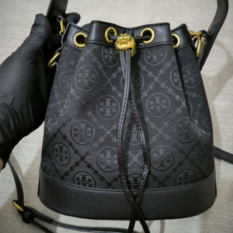 T0ry Burch Womens Drawstring Sling Bag กระเป๋าสีดํา