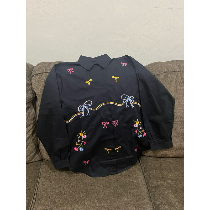 KEMEJA SEPORA Blouse เสื้อเชิ้ตริบบิ้นปักลายพิเศษ