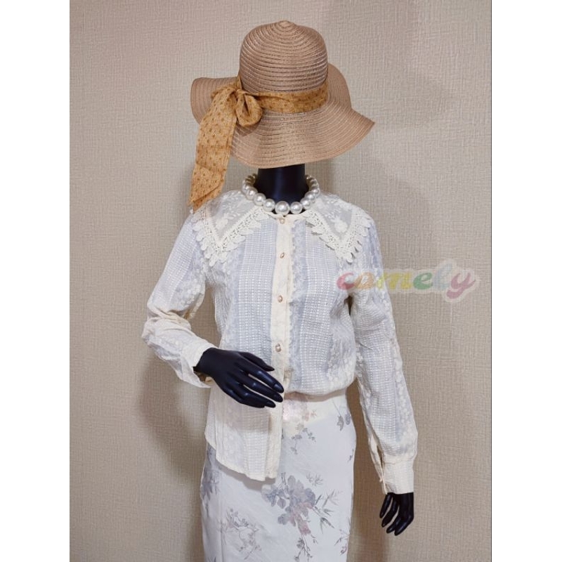 KEMEJA เสื้อเชิ้ตปักลายดอกไม้คอปกกะลาสีครีม KKN002