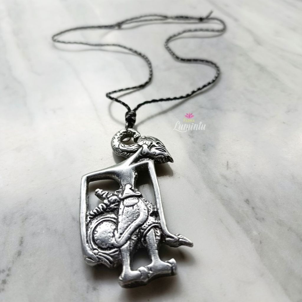 สร้อยคอชาติพันธุ์พร้อมจี้หุ่น Arjuna - เคลือบสีเงินไหม้