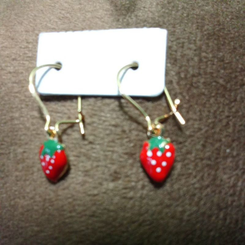 MERAH PINK หรือ RED STRAWBERRY HOOK EARRINGS