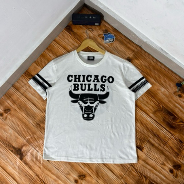 เสื้อยืด N84 CH1C4G0 8ULLS สีขาว SECOND