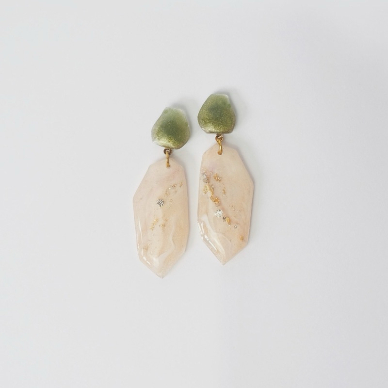 ต่างหูห้อย โดย The Bahamas - ต่างหูเวลริส - เรซิ่นทํามือ