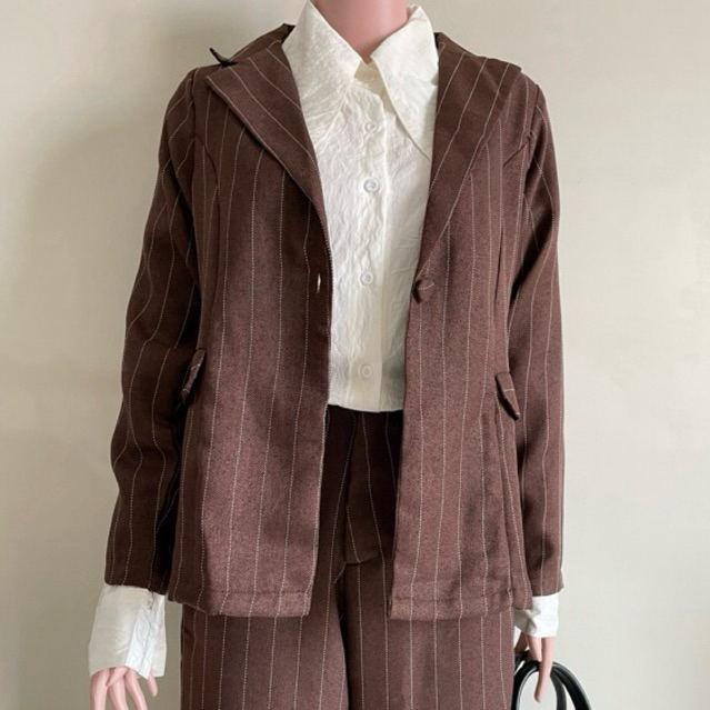 Inaya Blazer Flowday / เบลเซอร์ผู้หญิง / แฟชั่นผู้หญิง / เสื้อผ้าผู้หญิง / เบลเซอร์กึ่งขนแกะลายทางเด