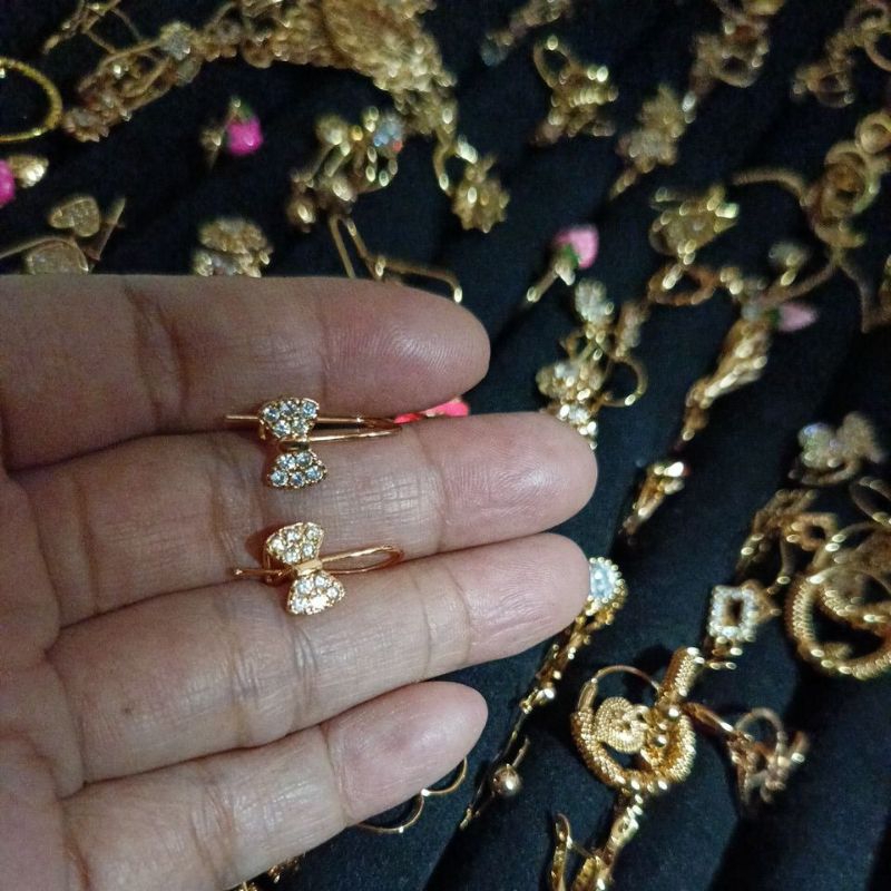 RIBBON ต่างหูตะขออัญมณี