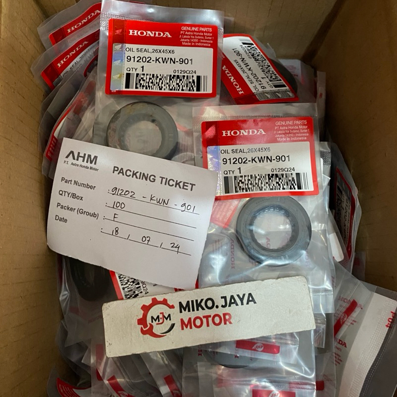 LEFT CRANK AXLE SEAL 91202-KWN-901 VARIO 125 150 PCX 150 ORIGINAL HONDA