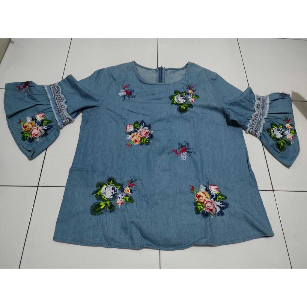 เสื้อผ้า เสื้อผ้า | ท็อปส์ | สีฟ้าผู้หญิง BLOUSE WITH FLOWER PATTERN SLEEVES