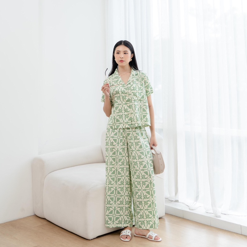 I Look Daily I Lucy oneset