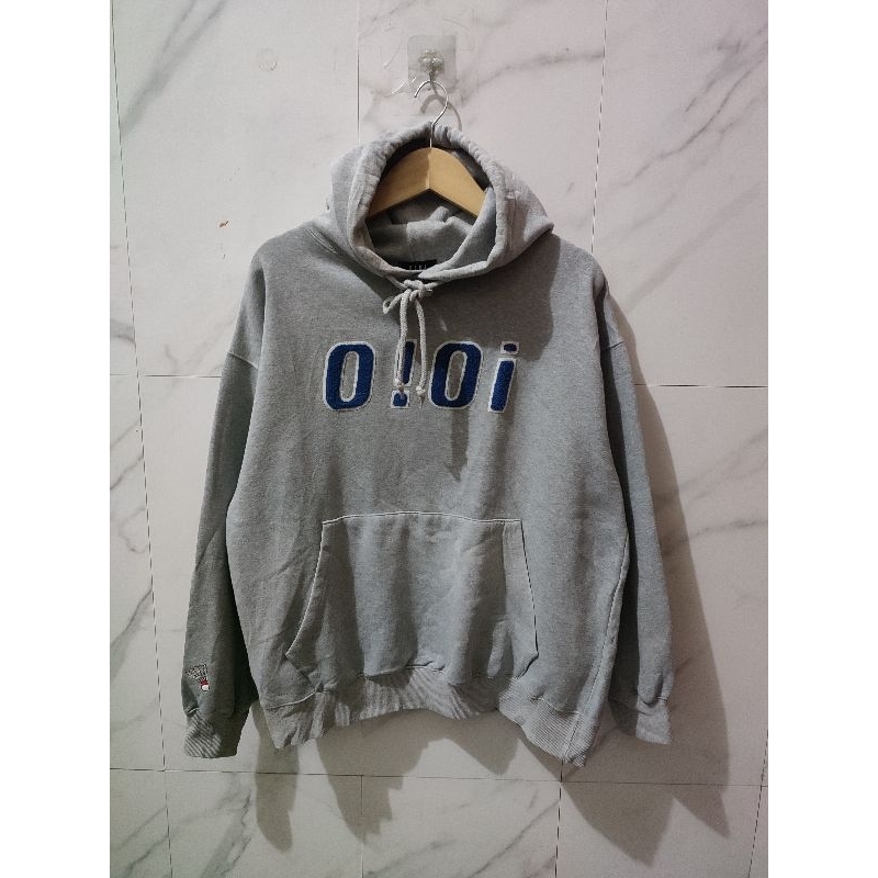 Oioi เสื้อฮู้ดสีเทาปักลายลากจูง