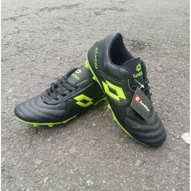 รองเท้ากีฬาฟุตบอลเด็ก Lotto ผลิตจากหนัง พื้นรองเท้าได้รับการเย็บรอบตัว