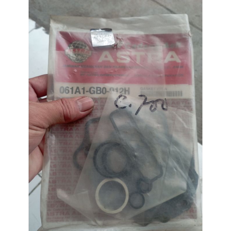 แพ็กเสื้อผ้า TOP SET A HONDA C700 ORIGINAL ASTRA NOS 061A1-GB0-912H