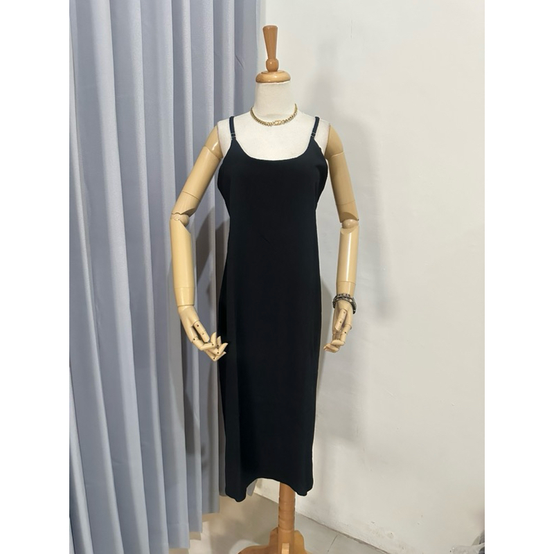 CH91 ใหม่สีดําบน FLEEK SLIP MIDI DRESS