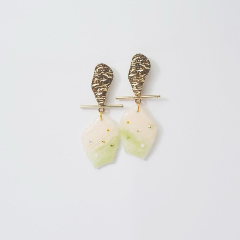 ต่างหูแบบแขวนโดยต่างหูมัทฉะสีชมพู Bahamas - เรซิ่นทํามือ