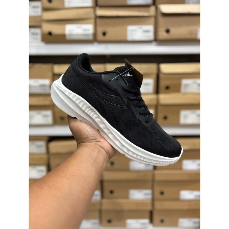 DIADORA KIZZY รองเท้าวิ่งผู้ชายสีดํา DIAX24F0121B รองเท้าดั้งเดิมขนาด 43