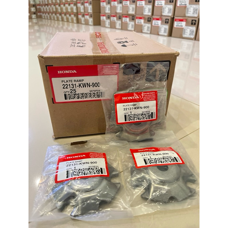 AM ROLLER HOUSING COVER VARIO 125 22131-KWN-900 ต้นฉบับ