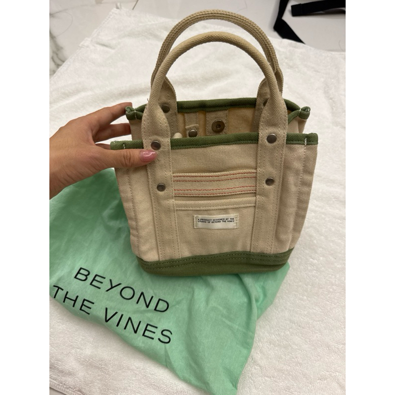 Preloved BEYOND THE VINES BTV Canvas Carryall 0.5/ กระเป๋าสะพายมือสอง Canvas Tote Bag