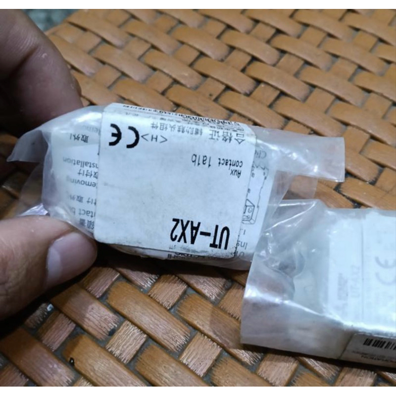 AUXILARY CONTACT MITSUBISHI UT-AX2 UT AX2 ORIGINAL JAPAN