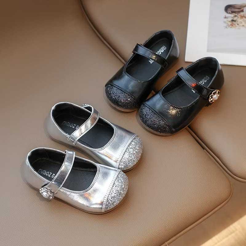 Poang Store BABY FLAT GLOSSY BLING SHOES GOOD SOFT SIDE FLOWER ADHESIVE ขนาด 15-25