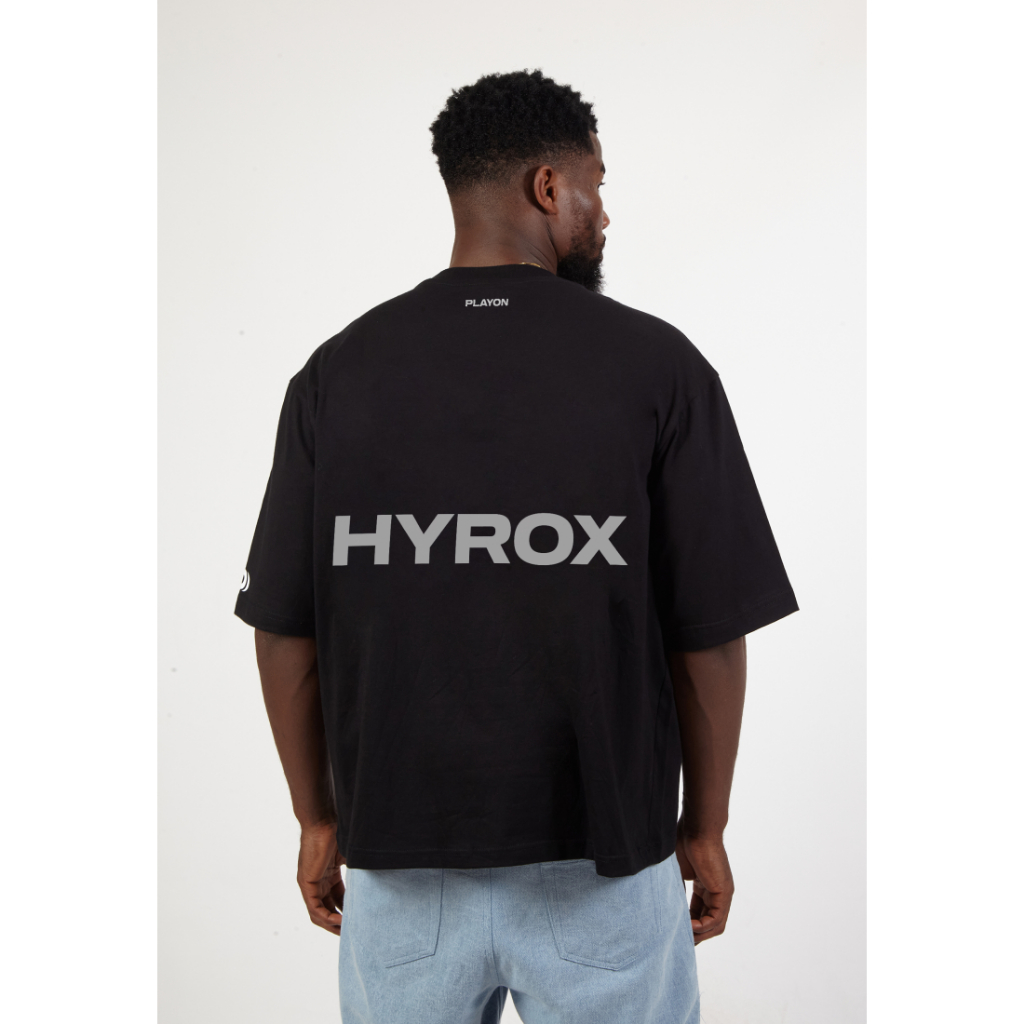 OCWA X PLAYON HYROX REFLECTIVE OVERSIZED เสื้อยืดสีดํา