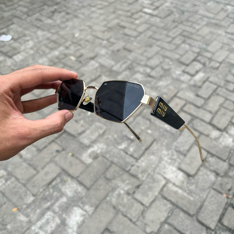 แว่นกันแดดผู้หญิง miu-miu kara แฟชั่นลําลอง